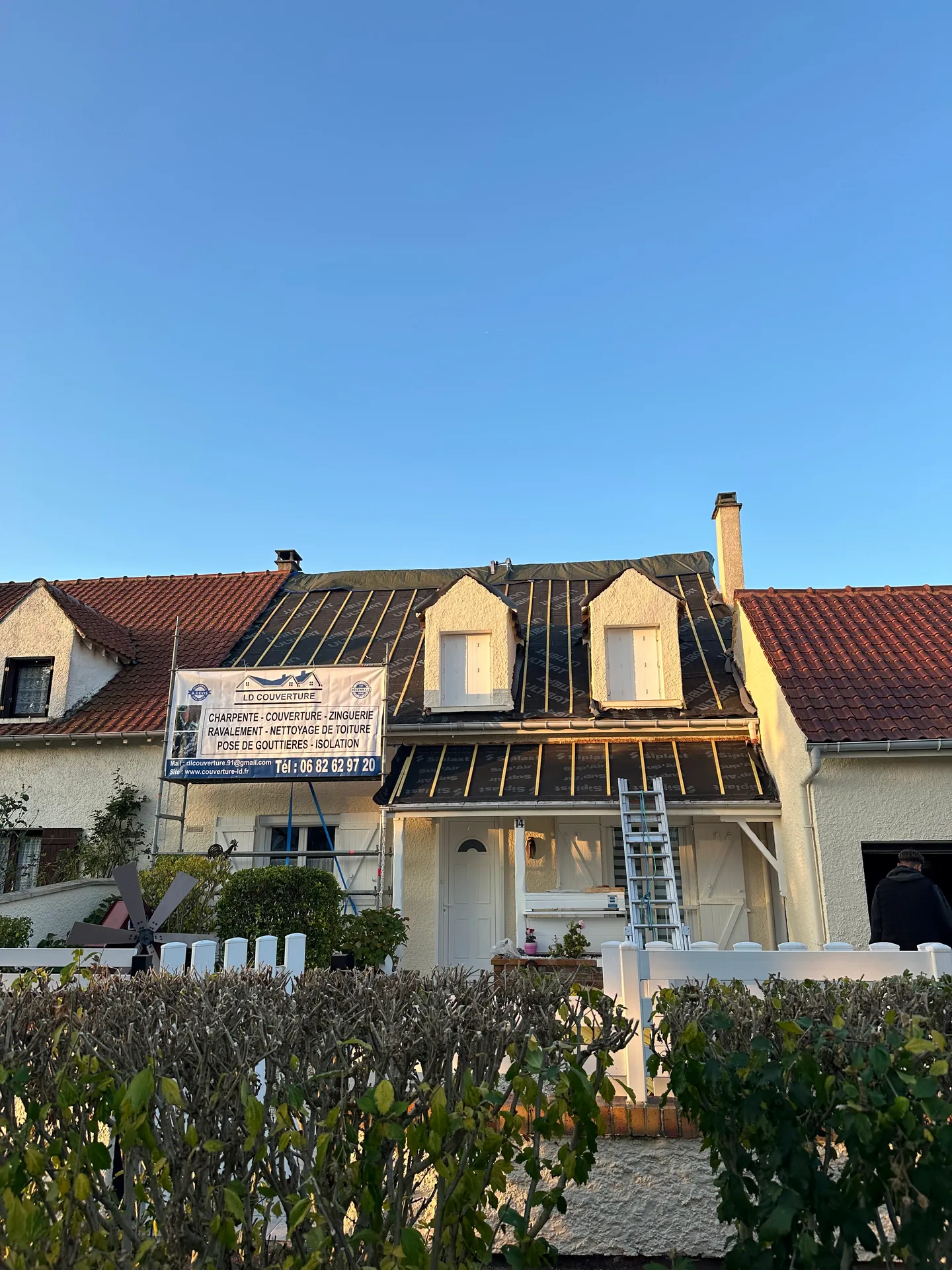 Maison avec échafaudage pendant des travaux de toiture