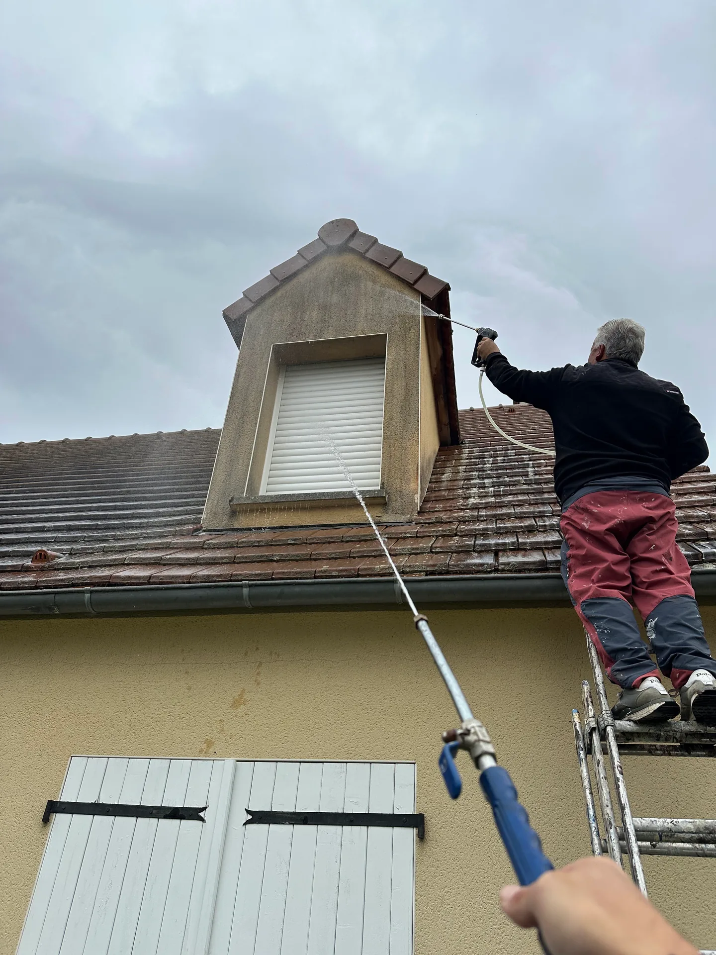 Traitement de toiture à la perche